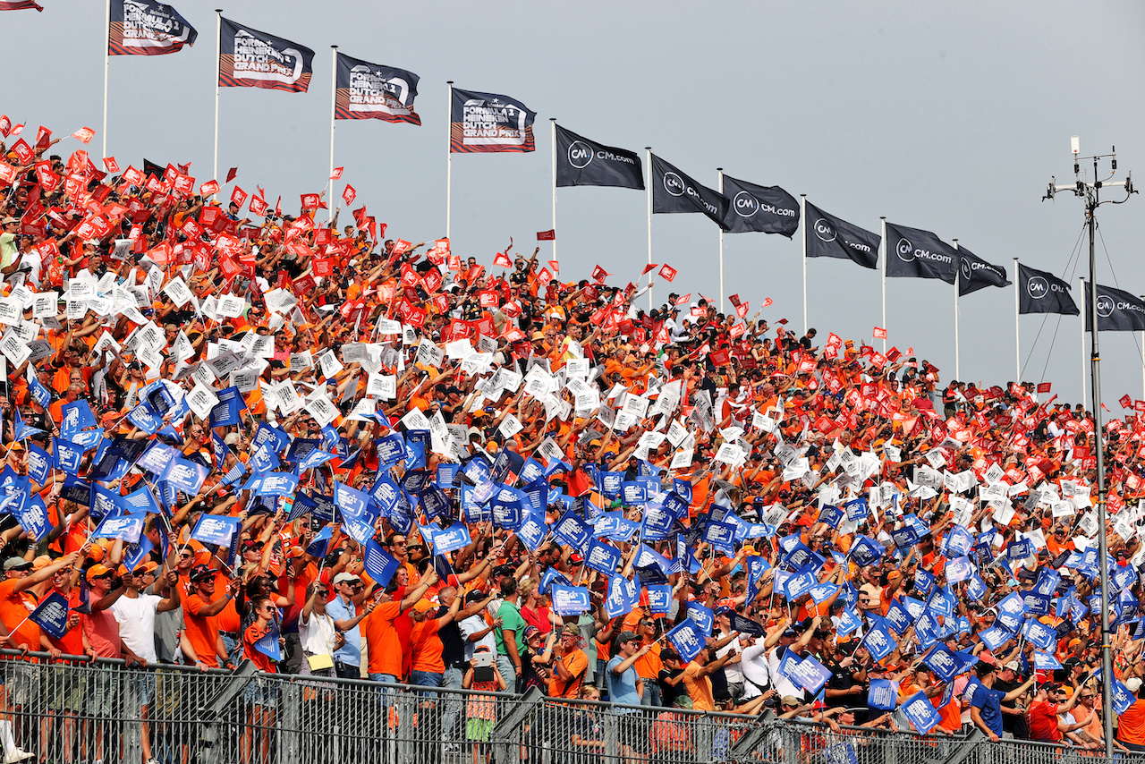 GP OLANDA, Circuit Atmosfera - fans in the grandstand.
04.09.2022. Formula 1 World Championship, Rd 14, Dutch Grand Prix, Zandvoort, Netherlands, Gara Day.
- www.xpbimages.com, EMail: requests@xpbimages.com © Copyright: Moy / XPB Images
