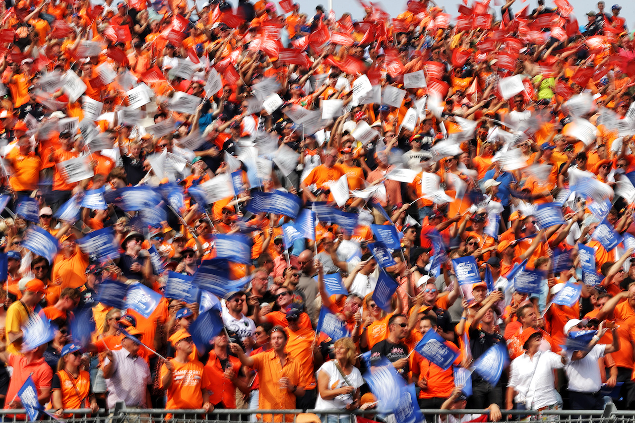 GP OLANDA, Circuit Atmosfera - fans in the grandstand.
04.09.2022. Formula 1 World Championship, Rd 14, Dutch Grand Prix, Zandvoort, Netherlands, Gara Day.
- www.xpbimages.com, EMail: requests@xpbimages.com © Copyright: Moy / XPB Images