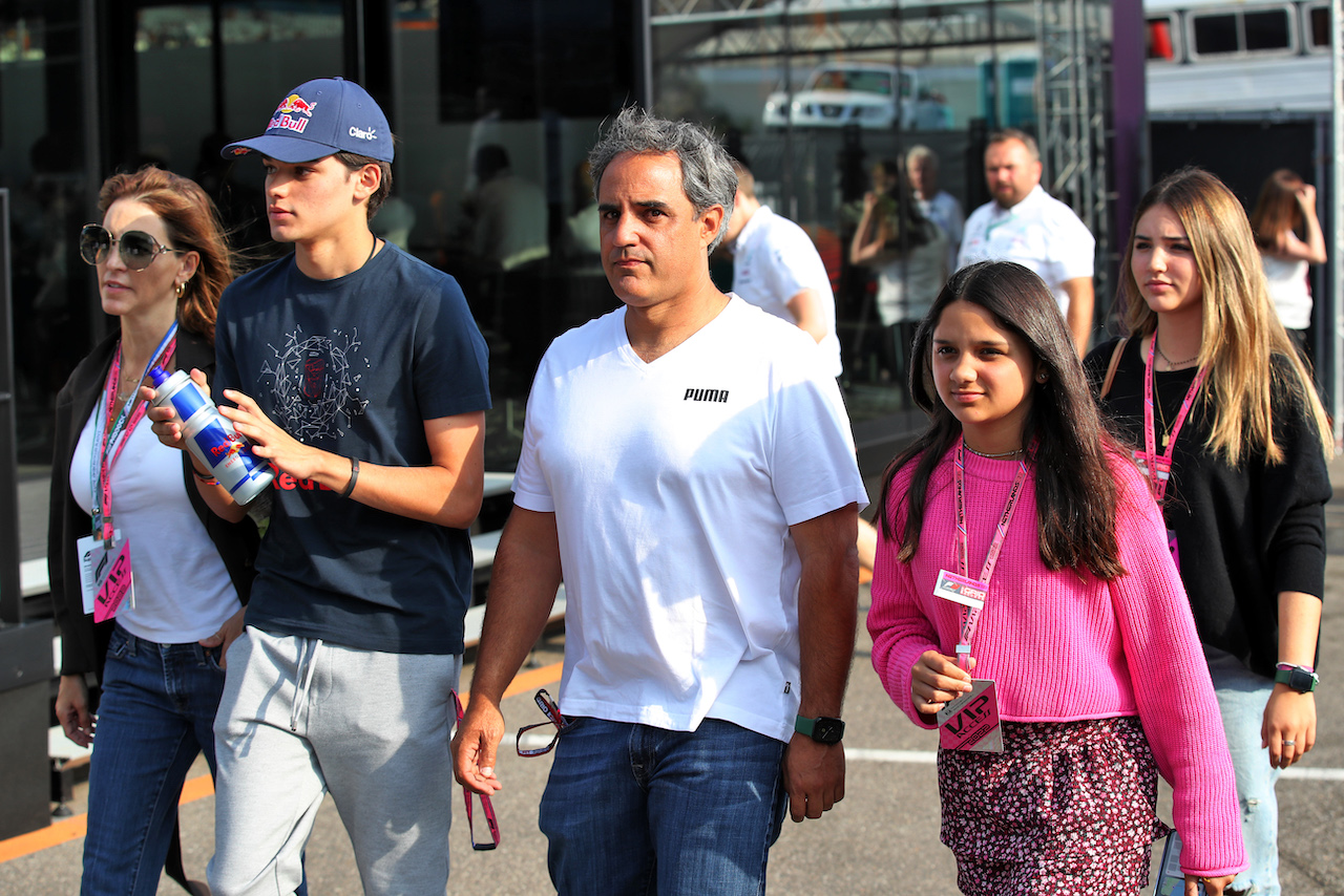 GP OLANDA, Juan Pablo Montoya (COL) with sua moglie Connie Montoya (COL), e children Sebastian Montoya (COL) Campos Racing; Paulina Montoya Freydell (COL) e Manuela Montoya Freydell (COL). 04.09.2022.
04.09.2022. Formula 1 World Championship, Rd 14, Dutch Grand Prix, Zandvoort, Netherlands, Gara Day.
 - www.xpbimages.com, EMail: requests@xpbimages.com © Copyright: Coates / XPB Images