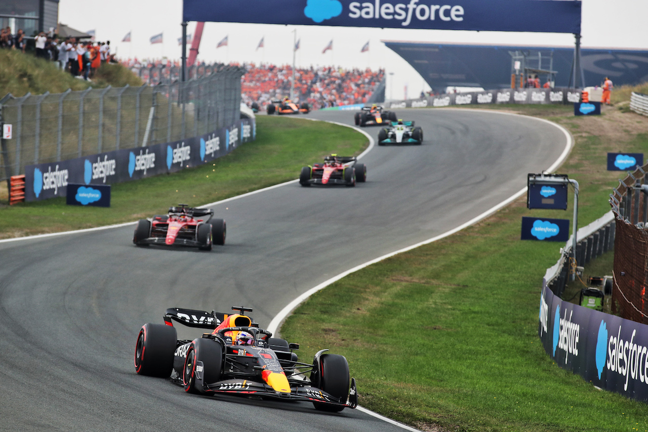 GP OLANDA, Max Verstappen (NLD) Red Bull Racing RB18 davanti a at the partenza of the race.
04.09.2022. Formula 1 World Championship, Rd 14, Dutch Grand Prix, Zandvoort, Netherlands, Gara Day.
 - www.xpbimages.com, EMail: requests@xpbimages.com © Copyright: Coates / XPB Images