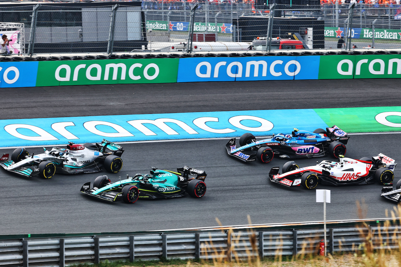 GP OLANDA, George Russell (GBR) Mercedes AMG F1 W13 e Lance Stroll (CDN) Aston Martin F1 Team AMR22 at the partenza of the race.
04.09.2022. Formula 1 World Championship, Rd 14, Dutch Grand Prix, Zandvoort, Netherlands, Gara Day.
- www.xpbimages.com, EMail: requests@xpbimages.com © Copyright: Miltenburg / XPB Images