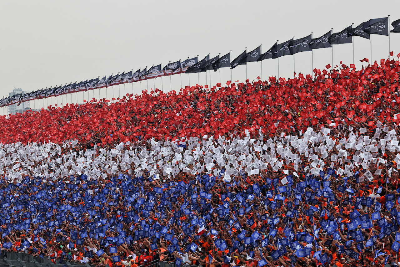 GP OLANDA, Circuit Atmosfera - fans in the grandstand.
04.09.2022. Formula 1 World Championship, Rd 14, Dutch Grand Prix, Zandvoort, Netherlands, Gara Day.
- www.xpbimages.com, EMail: requests@xpbimages.com © Copyright: Bearne / XPB Images