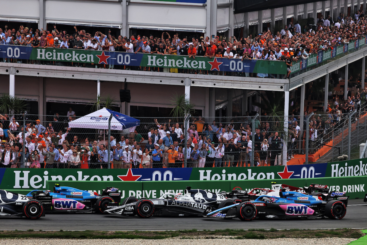 GP OLANDA, Esteban Ocon (FRA) Alpine F1 Team A522; Pierre Gasly (FRA) AlphaTauri AT03; e Fernando Alonso (ESP) Alpine F1 Team A522, at the partenza of the race.
04.09.2022. Formula 1 World Championship, Rd 14, Dutch Grand Prix, Zandvoort, Netherlands, Gara Day.
- www.xpbimages.com, EMail: requests@xpbimages.com © Copyright: Bearne / XPB Images