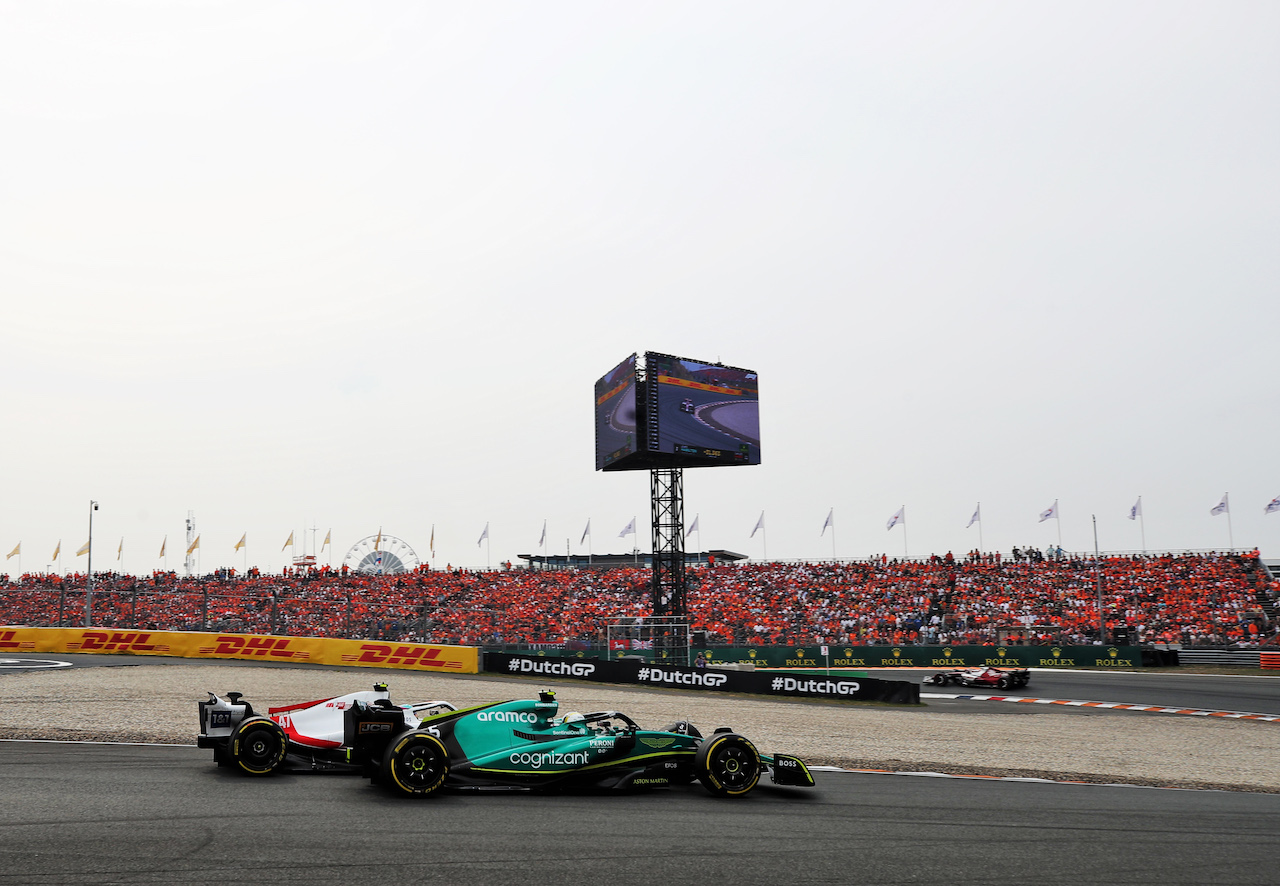 GP OLANDA, Sebastian Vettel (GER) Aston Martin F1 Team AMR22 e Mick Schumacher (GER) Haas VF-22 battle for position.
04.09.2022. Formula 1 World Championship, Rd 14, Dutch Grand Prix, Zandvoort, Netherlands, Gara Day.
 - www.xpbimages.com, EMail: requests@xpbimages.com © Copyright: Coates / XPB Images