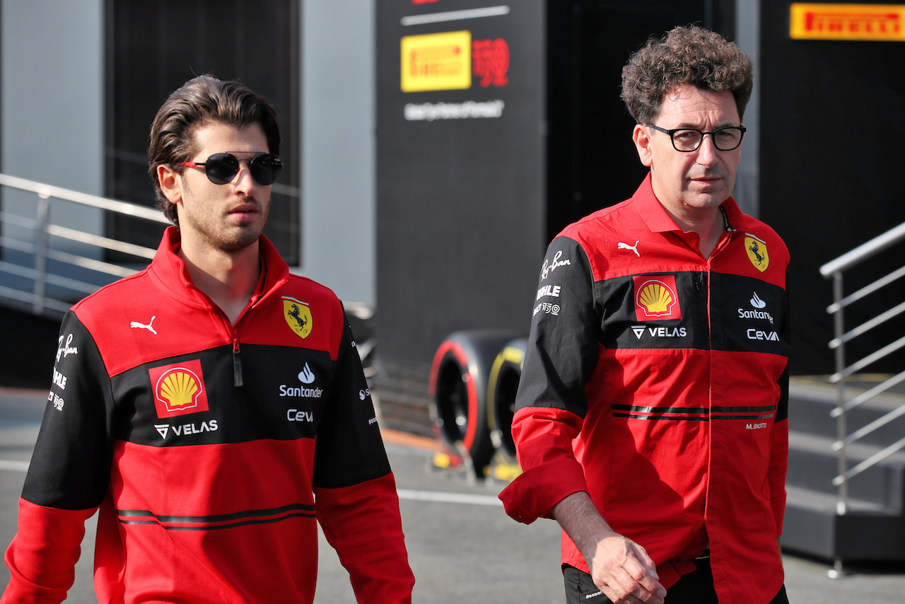 GP OLANDA, (L to R): Antonio Giovinazzi (ITA) Ferrari Reserve Driver with Mattia Binotto (ITA) Ferrari Team Principal.
04.09.2022. Formula 1 World Championship, Rd 14, Dutch Grand Prix, Zandvoort, Netherlands, Gara Day.
 - www.xpbimages.com, EMail: requests@xpbimages.com © Copyright: Coates / XPB Images
