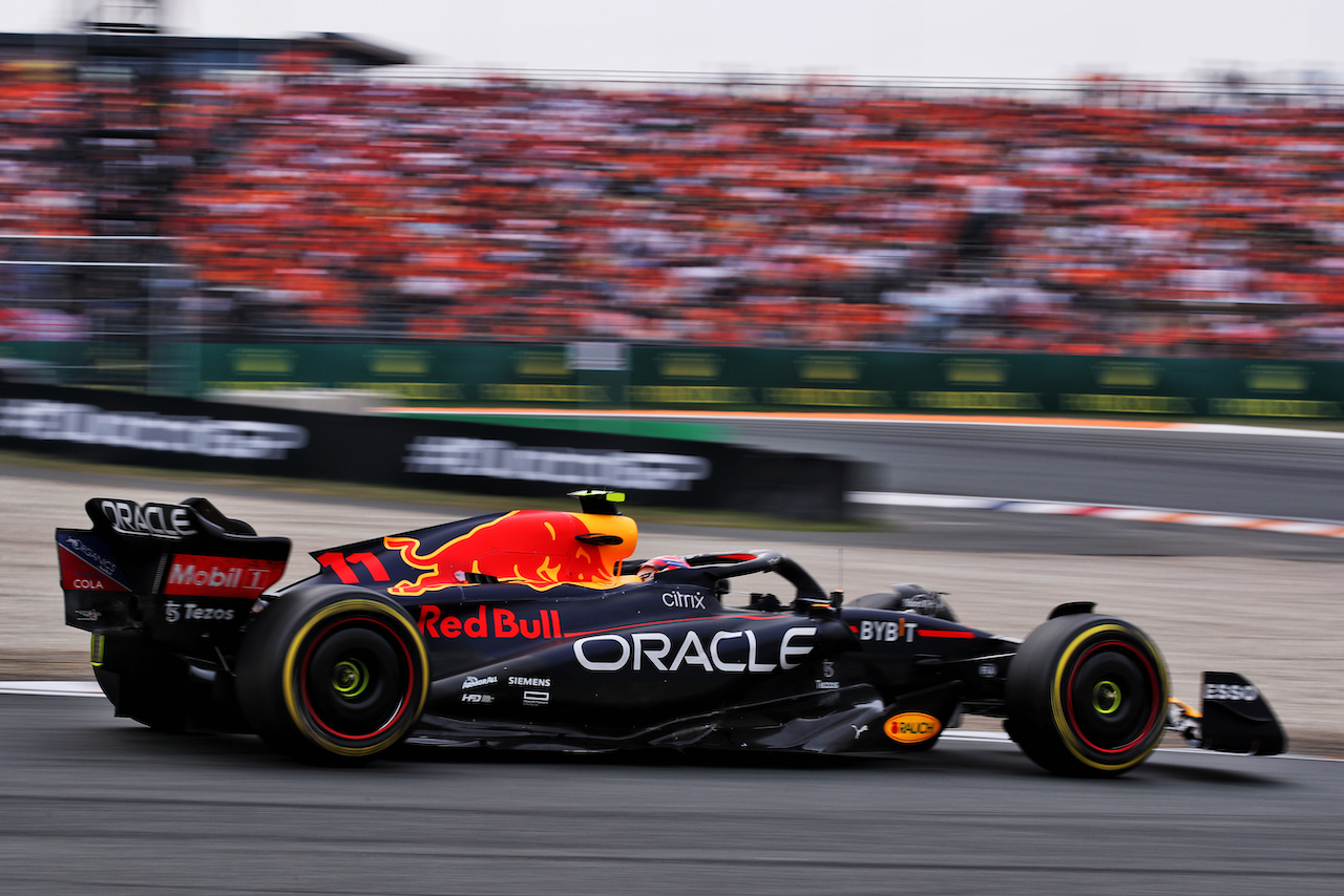 GP OLANDA, Sergio Perez (MEX) Red Bull Racing RB18.
04.09.2022. Formula 1 World Championship, Rd 14, Dutch Grand Prix, Zandvoort, Netherlands, Gara Day.
 - www.xpbimages.com, EMail: requests@xpbimages.com © Copyright: Coates / XPB Images