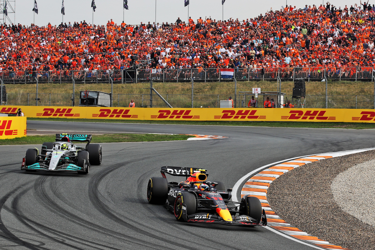 GP OLANDA, Sergio Perez (MEX) Red Bull Racing RB18 davanti a Lewis Hamilton (GBR) Mercedes AMG F1 W13.
04.09.2022. Formula 1 World Championship, Rd 14, Dutch Grand Prix, Zandvoort, Netherlands, Gara Day.
 - www.xpbimages.com, EMail: requests@xpbimages.com © Copyright: Coates / XPB Images