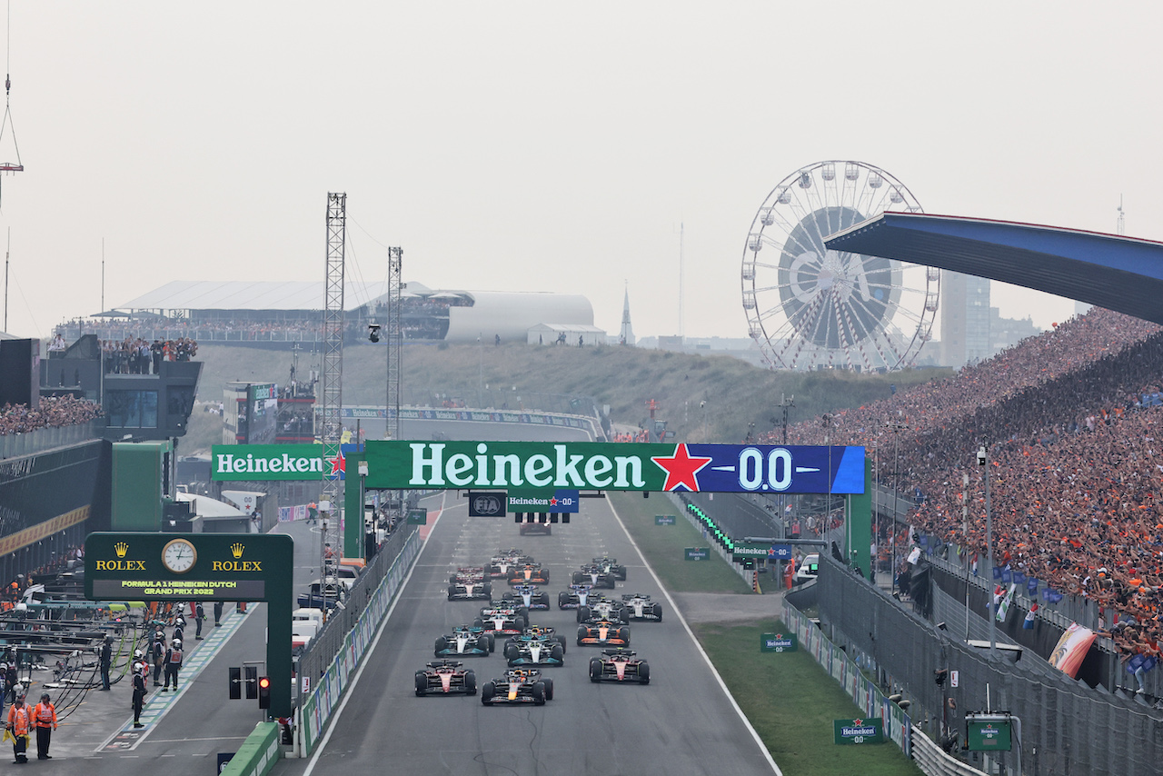 GP OLANDA, Max Verstappen (NLD) Red Bull Racing RB18 davanti a at the partenza of the race.
04.09.2022. Formula 1 World Championship, Rd 14, Dutch Grand Prix, Zandvoort, Netherlands, Gara Day.
- www.xpbimages.com, EMail: requests@xpbimages.com © Copyright: Bearne / XPB Images
