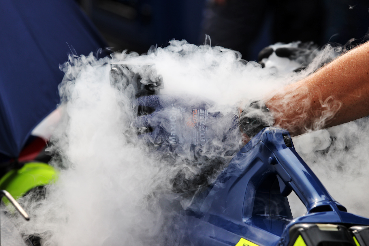 GP OLANDA, Williams Racing dry ice machine on the grid.
04.09.2022. Formula 1 World Championship, Rd 14, Dutch Grand Prix, Zandvoort, Netherlands, Gara Day.
- www.xpbimages.com, EMail: requests@xpbimages.com © Copyright: Moy / XPB Images