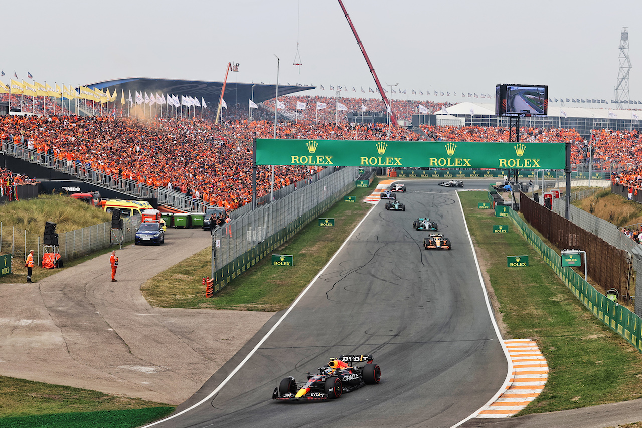 GP OLANDA, Sergio Perez (MEX) Red Bull Racing RB18.
04.09.2022. Formula 1 World Championship, Rd 14, Dutch Grand Prix, Zandvoort, Netherlands, Gara Day.
- www.xpbimages.com, EMail: requests@xpbimages.com © Copyright: Moy / XPB Images