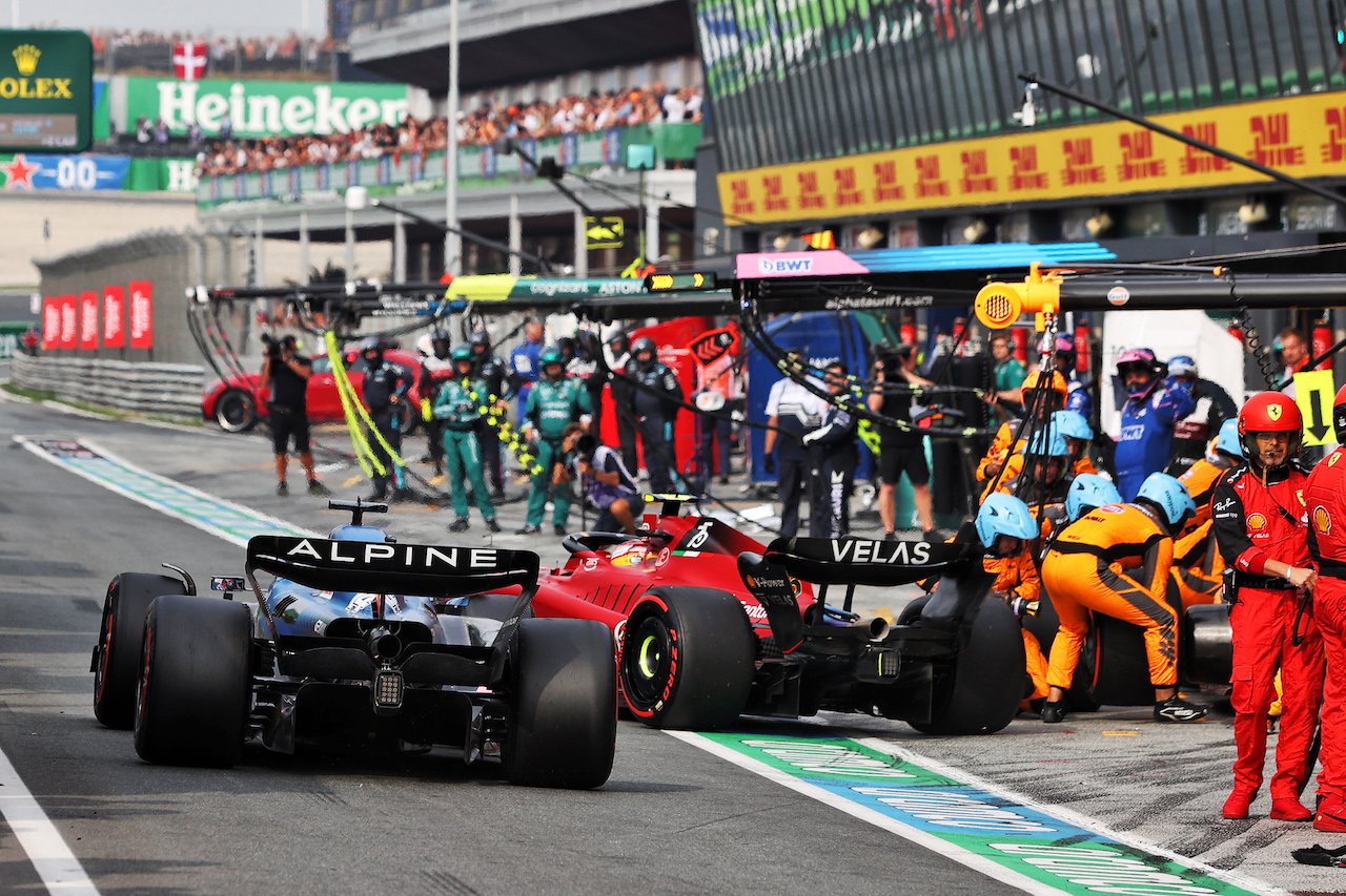 GP OLANDA, Carlos Sainz Jr (ESP) Ferrari F1-75 leaves the pits in the path of Fernando Alonso (ESP) Alpine F1 Team A522.
04.09.2022. Formula 1 World Championship, Rd 14, Dutch Grand Prix, Zandvoort, Netherlands, Gara Day.
- www.xpbimages.com, EMail: requests@xpbimages.com © Copyright: Moy / XPB Images