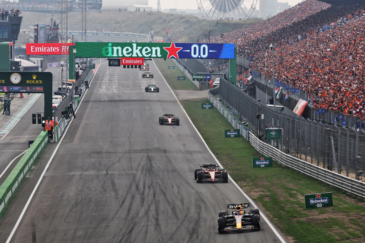 GP OLANDA, Max Verstappen (NLD) Red Bull Racing RB18.
04.09.2022. Formula 1 World Championship, Rd 14, Dutch Grand Prix, Zandvoort, Netherlands, Gara Day.
- www.xpbimages.com, EMail: requests@xpbimages.com © Copyright: Bearne / XPB Images