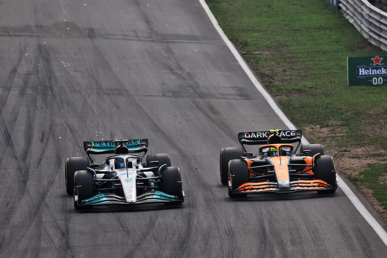 GP OLANDA, George Russell (GBR) Mercedes AMG F1 W13 e Lando Norris (GBR) McLaren MCL36 battle for position.
04.09.2022. Formula 1 World Championship, Rd 14, Dutch Grand Prix, Zandvoort, Netherlands, Gara Day.
- www.xpbimages.com, EMail: requests@xpbimages.com © Copyright: Bearne / XPB Images