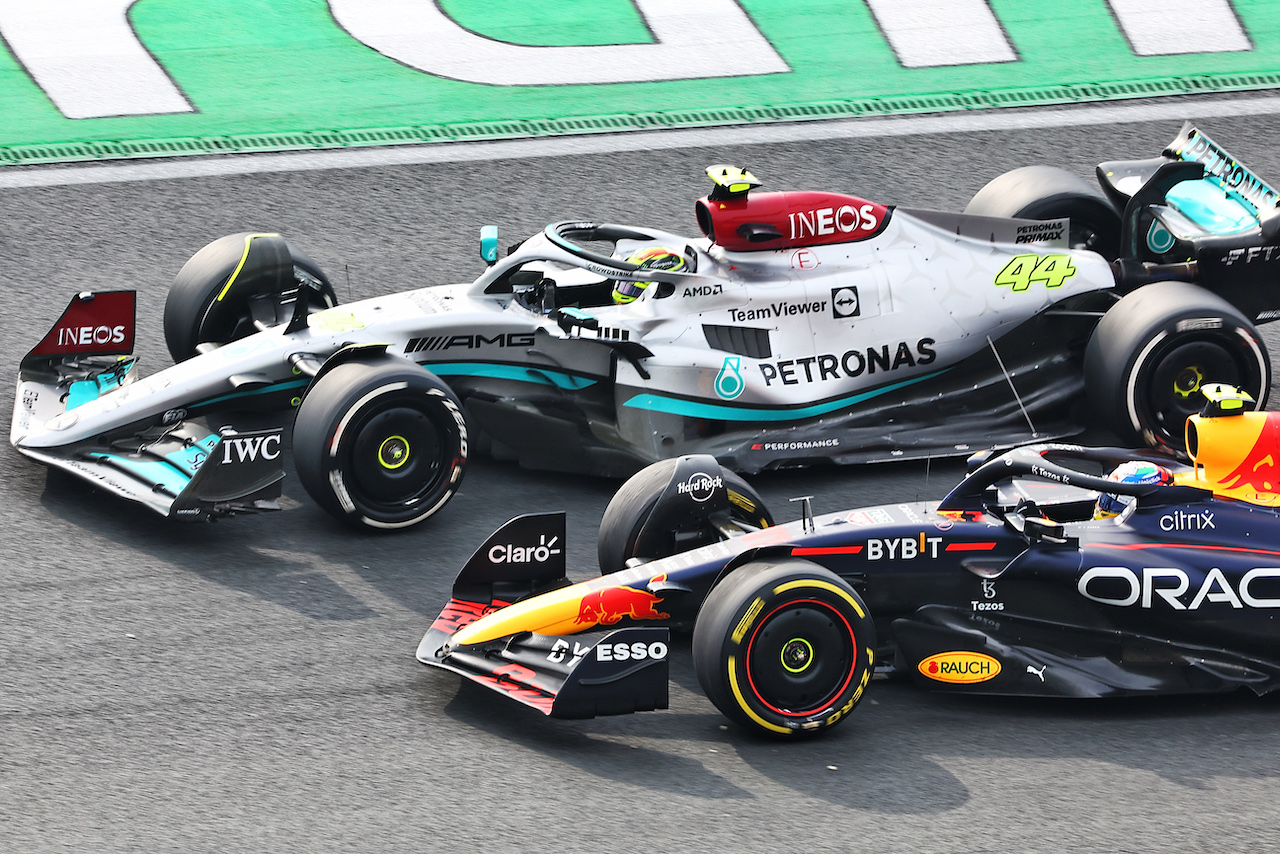 GP OLANDA, Lewis Hamilton (GBR) Mercedes AMG F1 W13 e Sergio Perez (MEX) Red Bull Racing RB18 battle for position.
04.09.2022. Formula 1 World Championship, Rd 14, Dutch Grand Prix, Zandvoort, Netherlands, Gara Day.
- www.xpbimages.com, EMail: requests@xpbimages.com © Copyright: Miltenburg / XPB Images