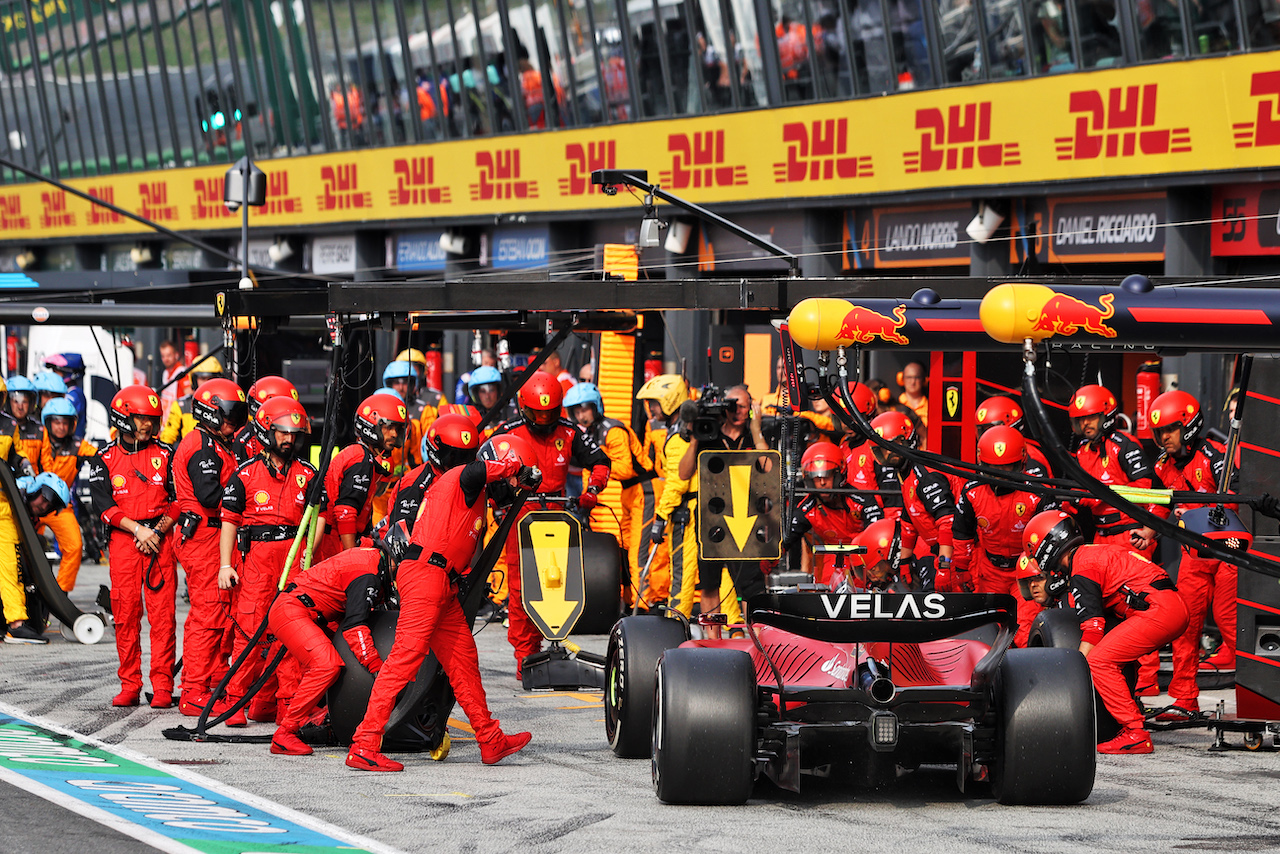 GP OLANDA, Carlos Sainz Jr (ESP) Ferrari F1-75 makes a pit stop.
04.09.2022. Formula 1 World Championship, Rd 14, Dutch Grand Prix, Zandvoort, Netherlands, Gara Day.
- www.xpbimages.com, EMail: requests@xpbimages.com © Copyright: Moy / XPB Images