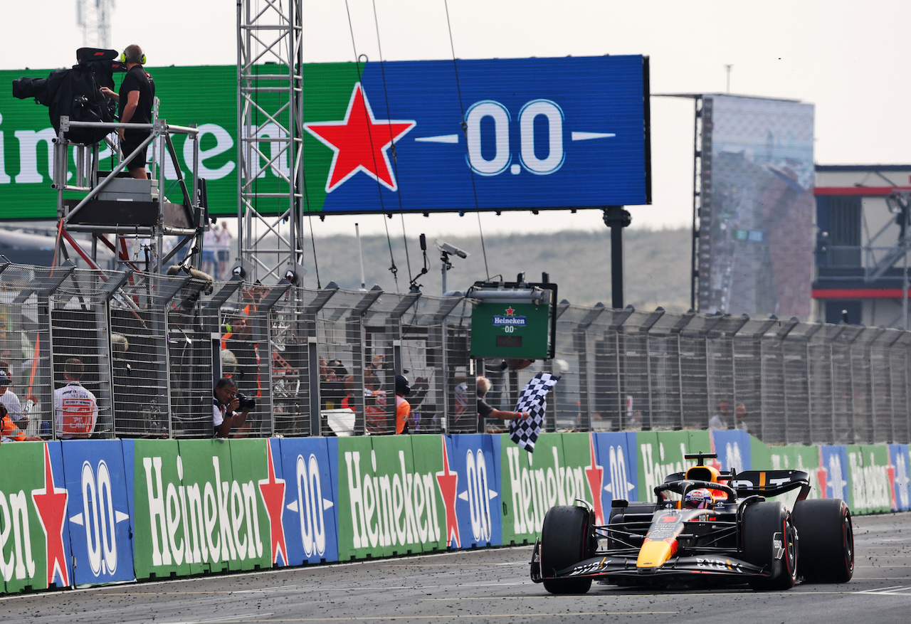GP OLANDA, Gara winner Max Verstappen (NLD) Red Bull Racing RB18 takes the chequered flag at the end of the race.
04.09.2022. Formula 1 World Championship, Rd 14, Dutch Grand Prix, Zandvoort, Netherlands, Gara Day.
- www.xpbimages.com, EMail: requests@xpbimages.com © Copyright: Bearne / XPB Images