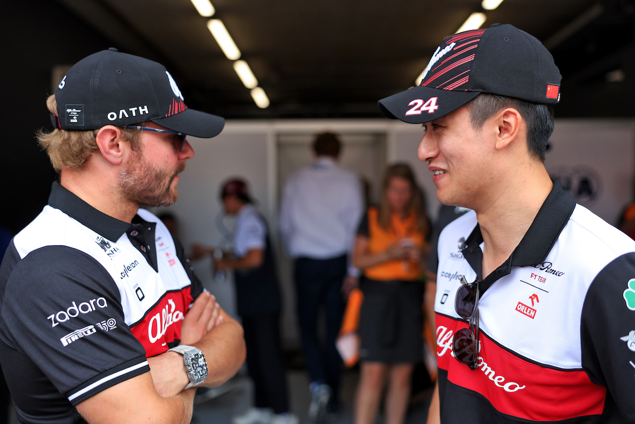 GP OLANDA, (L to R): Valtteri Bottas (FIN) Alfa Romeo F1 Team e Guanyu Zhou (CHN) Alfa Romeo F1 Team on the drivers parade.
04.09.2022. Formula 1 World Championship, Rd 14, Dutch Grand Prix, Zandvoort, Netherlands, Gara Day.
- www.xpbimages.com, EMail: requests@xpbimages.com © Copyright: Bearne / XPB Images