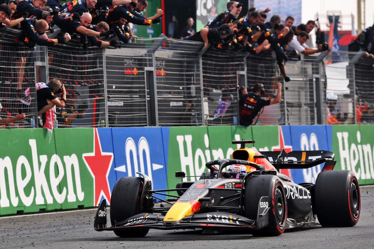 GP OLANDA, Gara winner Max Verstappen (NLD) Red Bull Racing RB18 takes the chequered flag at the end of the race.
04.09.2022. Formula 1 World Championship, Rd 14, Dutch Grand Prix, Zandvoort, Netherlands, Gara Day.
- www.xpbimages.com, EMail: requests@xpbimages.com © Copyright: Bearne / XPB Images