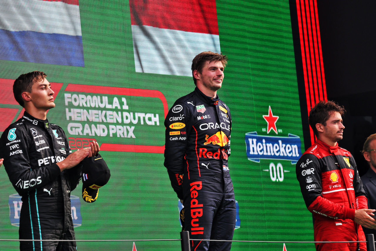 GP OLANDA, The podium (L to R): George Russell (GBR) Mercedes AMG F1, second; Max Verstappen (NLD) Red Bull Racing, vincitore; Charles Leclerc (MON) Ferrari, third.
04.09.2022. Formula 1 World Championship, Rd 14, Dutch Grand Prix, Zandvoort, Netherlands, Gara Day.
- www.xpbimages.com, EMail: requests@xpbimages.com © Copyright: Bearne / XPB Images