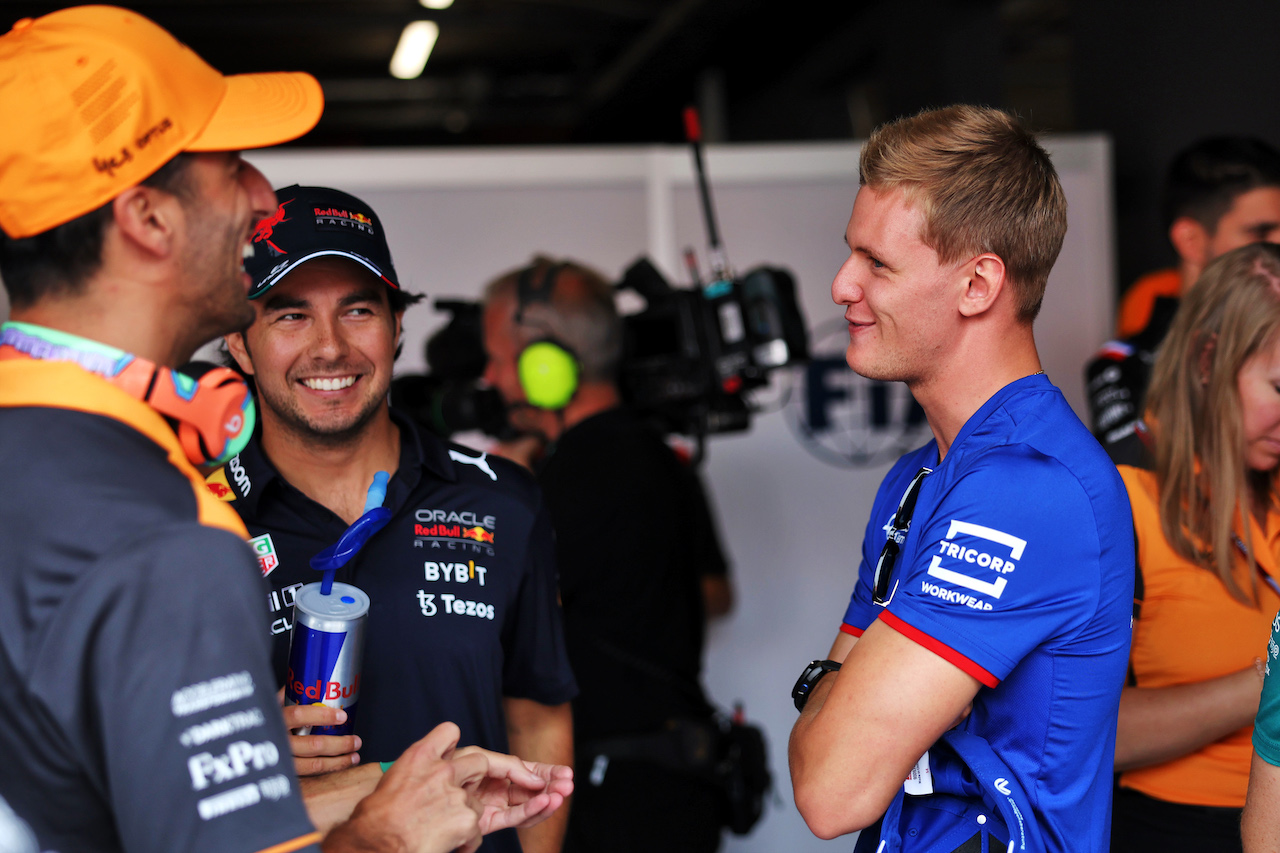 GP OLANDA, (L to R): Daniel Ricciardo (AUS) McLaren with Sergio Perez (MEX) Red Bull Racing e Mick Schumacher (GER) Haas F1 Team on the drivers parade.
04.09.2022. Formula 1 World Championship, Rd 14, Dutch Grand Prix, Zandvoort, Netherlands, Gara Day.
- www.xpbimages.com, EMail: requests@xpbimages.com © Copyright: Bearne / XPB Images