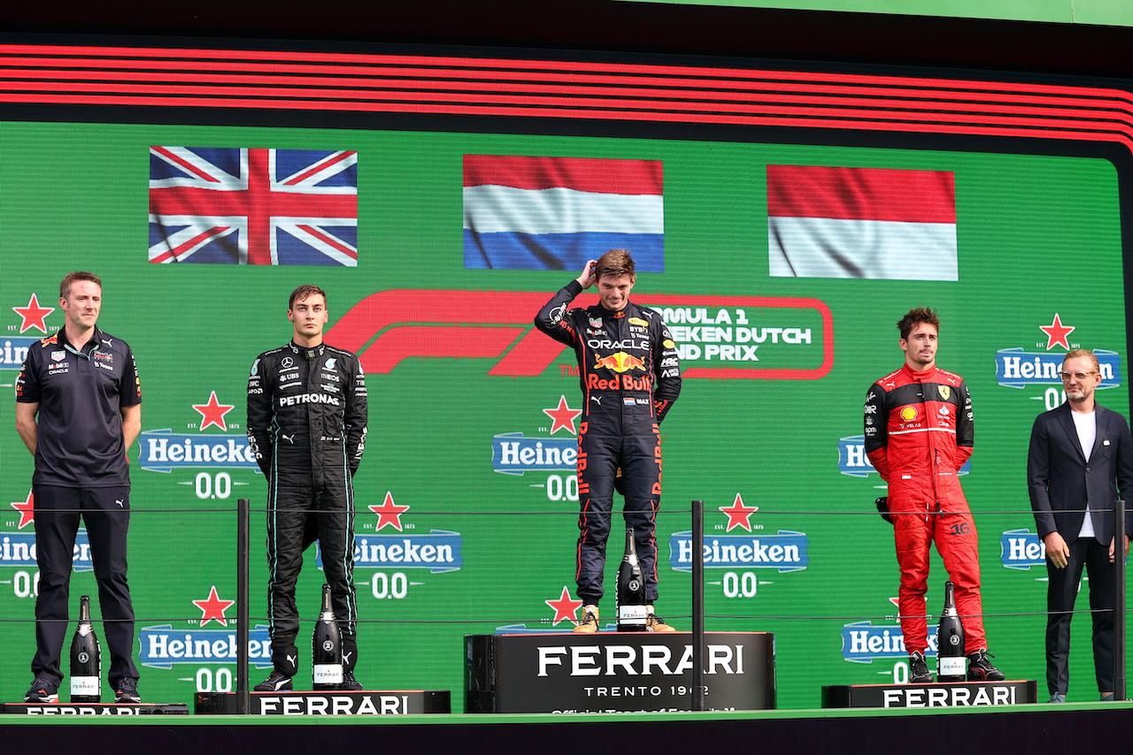 GP OLANDA, The podium (L to R): George Russell (GBR) Mercedes AMG F1, second; Max Verstappen (NLD) Red Bull Racing, vincitore; Charles Leclerc (MON) Ferrari, third.
04.09.2022. Formula 1 World Championship, Rd 14, Dutch Grand Prix, Zandvoort, Netherlands, Gara Day.
- www.xpbimages.com, EMail: requests@xpbimages.com © Copyright: Moy / XPB Images
