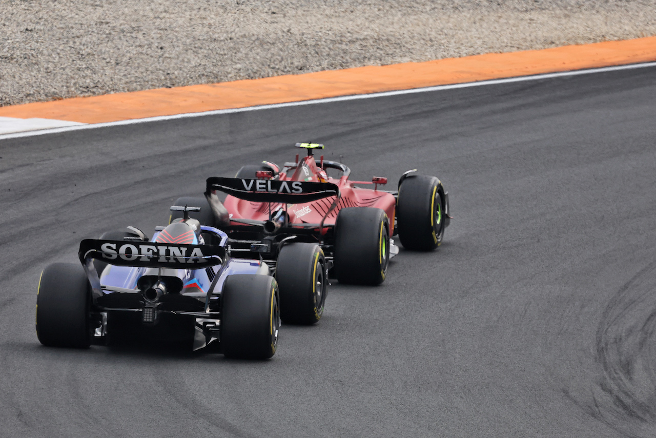 GP OLANDA, Carlos Sainz Jr (ESP) Ferrari F1-75 e Alexander Albon (THA) Williams Racing FW44.
04.09.2022. Formula 1 World Championship, Rd 14, Dutch Grand Prix, Zandvoort, Netherlands, Gara Day.
- www.xpbimages.com, EMail: requests@xpbimages.com © Copyright: Bearne / XPB Images