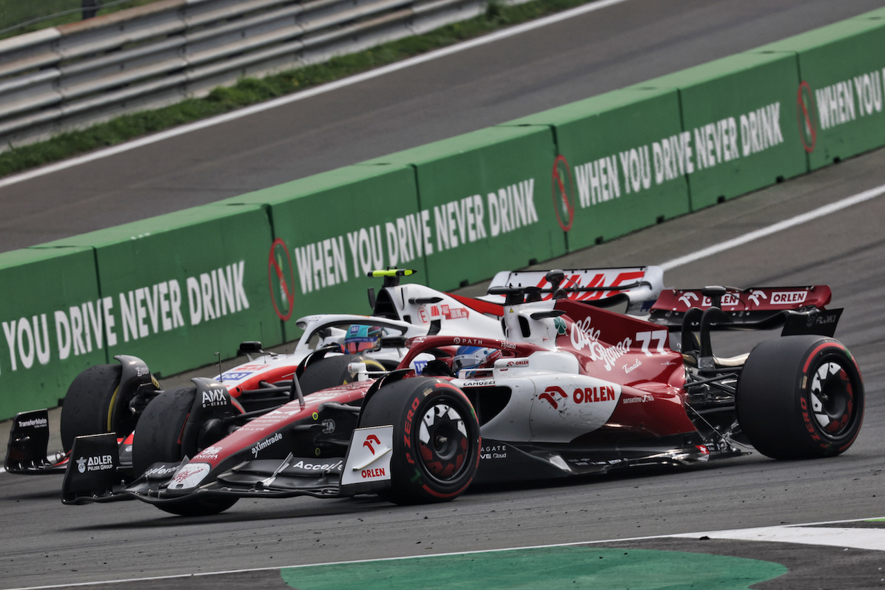 GP OLANDA, Mick Schumacher (GER) Haas VF-22 e Valtteri Bottas (FIN) Alfa Romeo F1 Team C42 battle for position.
04.09.2022. Formula 1 World Championship, Rd 14, Dutch Grand Prix, Zandvoort, Netherlands, Gara Day.
- www.xpbimages.com, EMail: requests@xpbimages.com © Copyright: Bearne / XPB Images
