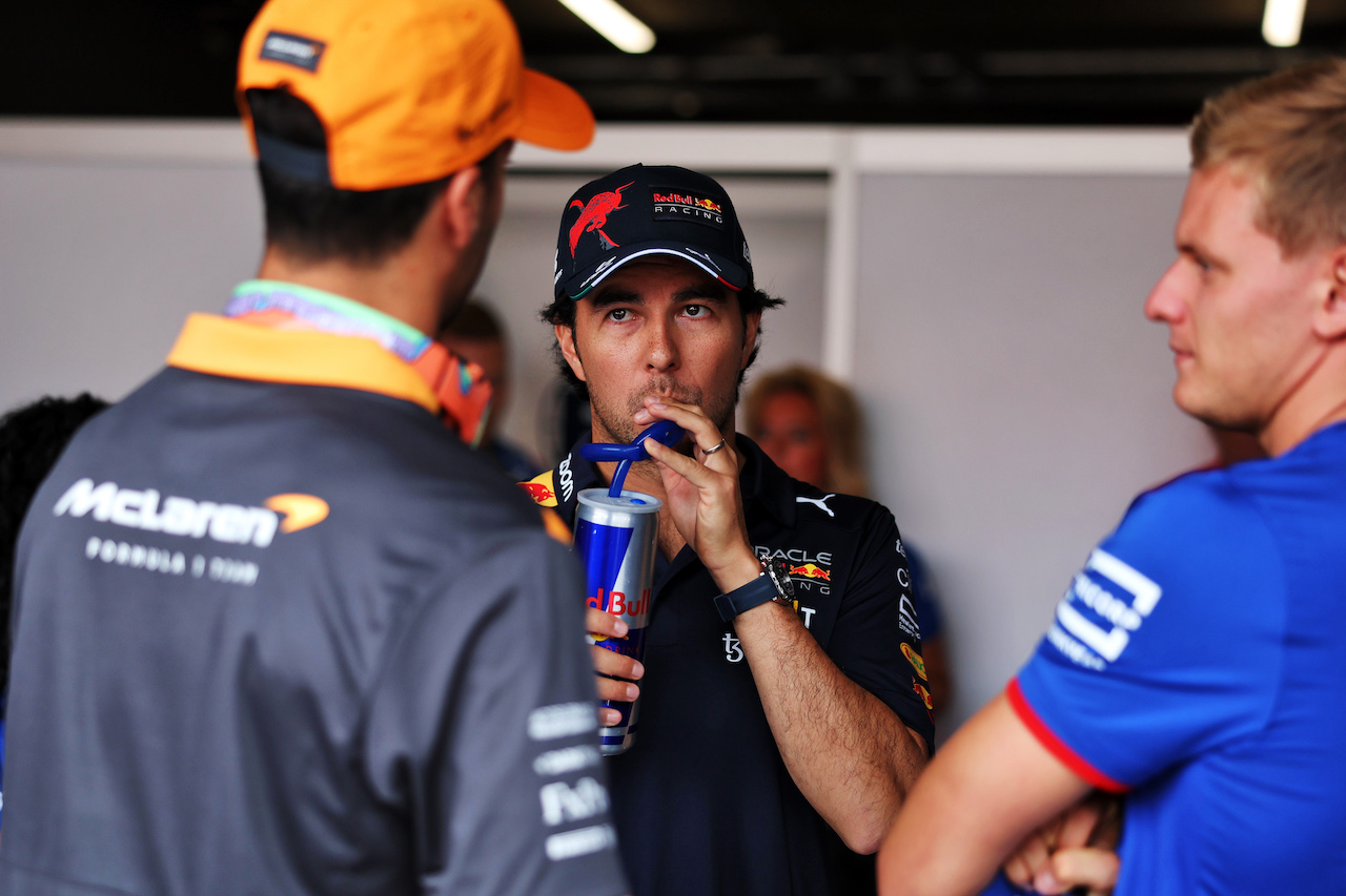 GP OLANDA, (L to R): Daniel Ricciardo (AUS) McLaren with Sergio Perez (MEX) Red Bull Racing e Mick Schumacher (GER) Haas F1 Team on the drivers parade.
04.09.2022. Formula 1 World Championship, Rd 14, Dutch Grand Prix, Zandvoort, Netherlands, Gara Day.
- www.xpbimages.com, EMail: requests@xpbimages.com © Copyright: Bearne / XPB Images