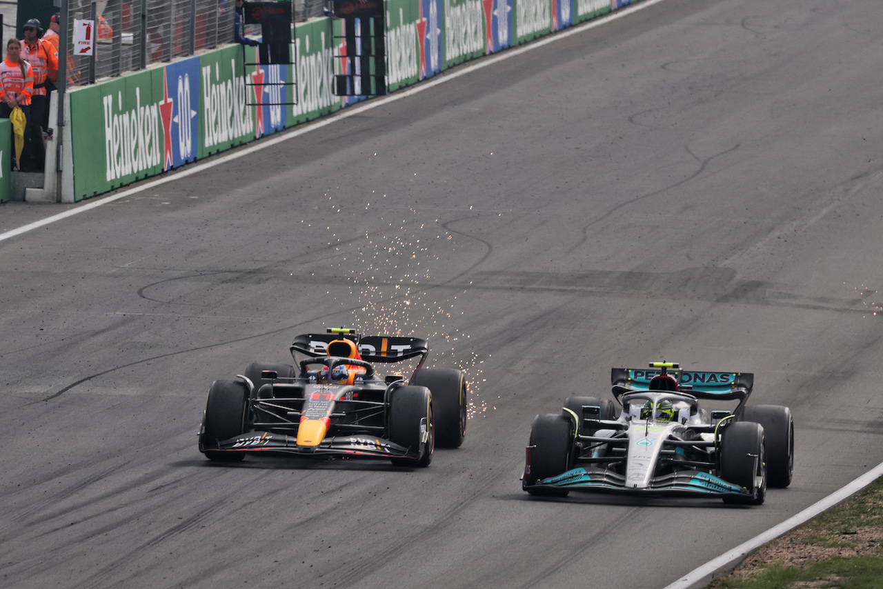 GP OLANDA, Sergio Perez (MEX) Red Bull Racing RB18 e Lewis Hamilton (GBR) Mercedes AMG F1 W13 battle for position.
04.09.2022. Formula 1 World Championship, Rd 14, Dutch Grand Prix, Zandvoort, Netherlands, Gara Day.
- www.xpbimages.com, EMail: requests@xpbimages.com © Copyright: Bearne / XPB Images