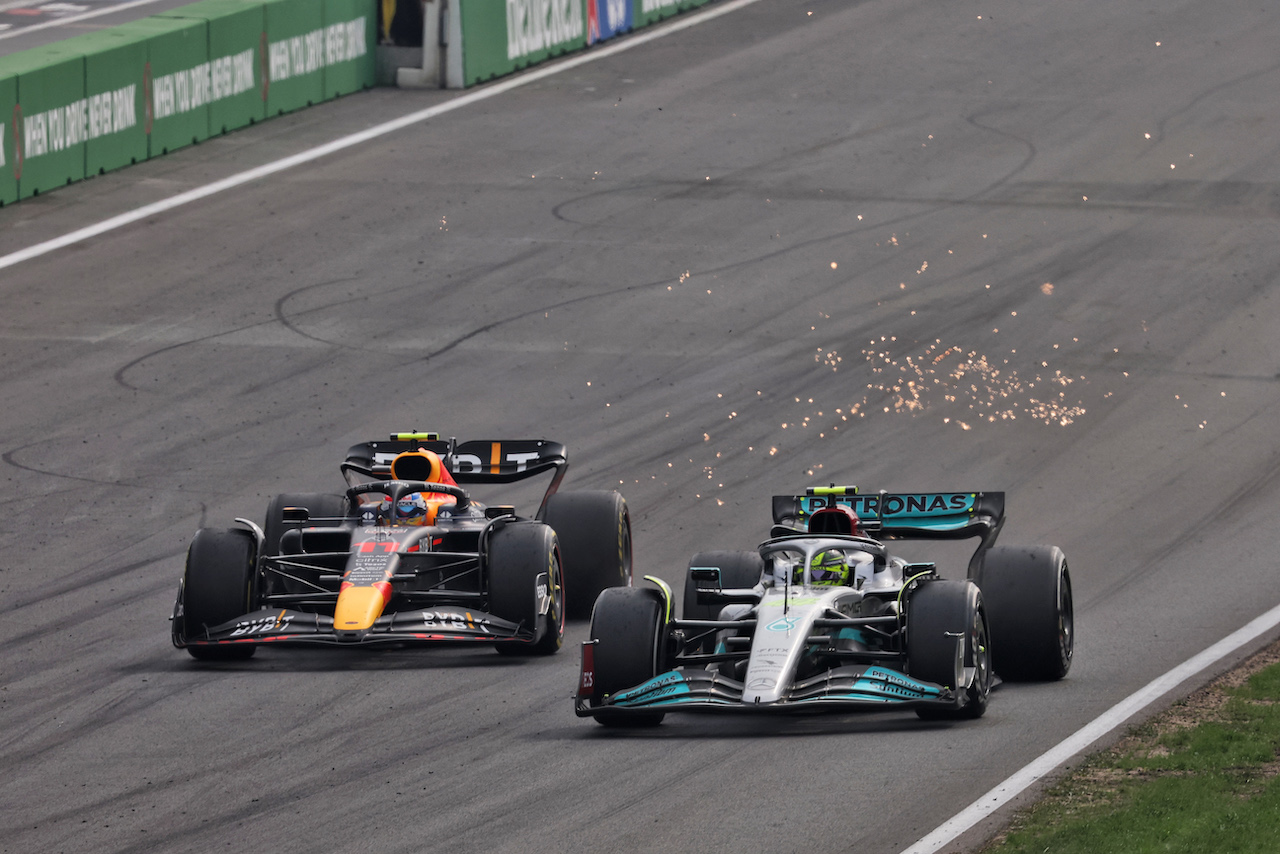 GP OLANDA, Sergio Perez (MEX) Red Bull Racing RB18 e Lewis Hamilton (GBR) Mercedes AMG F1 W13 battle for position.
04.09.2022. Formula 1 World Championship, Rd 14, Dutch Grand Prix, Zandvoort, Netherlands, Gara Day.
- www.xpbimages.com, EMail: requests@xpbimages.com © Copyright: Bearne / XPB Images