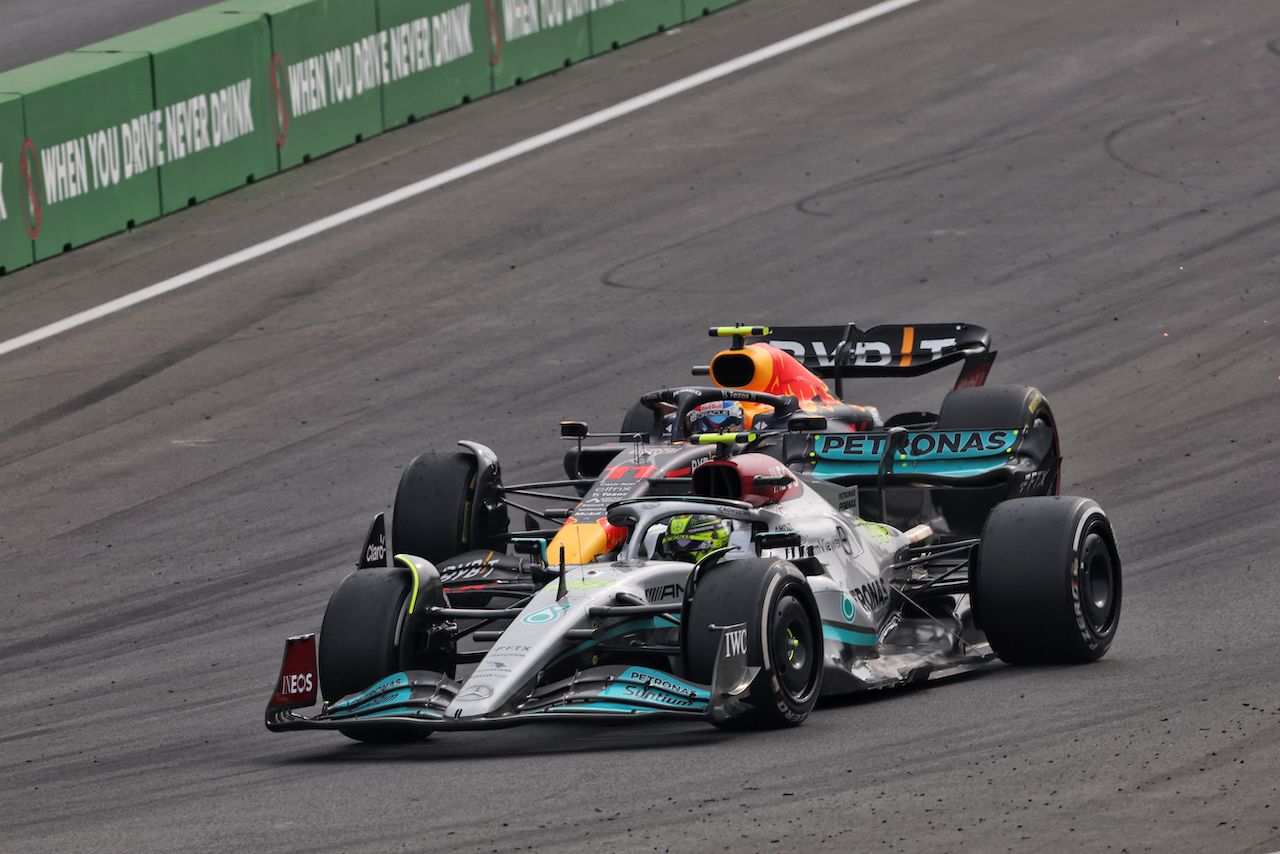 GP OLANDA, Sergio Perez (MEX) Red Bull Racing RB18 e Lewis Hamilton (GBR) Mercedes AMG F1 W13 battle for position.
04.09.2022. Formula 1 World Championship, Rd 14, Dutch Grand Prix, Zandvoort, Netherlands, Gara Day.
- www.xpbimages.com, EMail: requests@xpbimages.com © Copyright: Bearne / XPB Images
