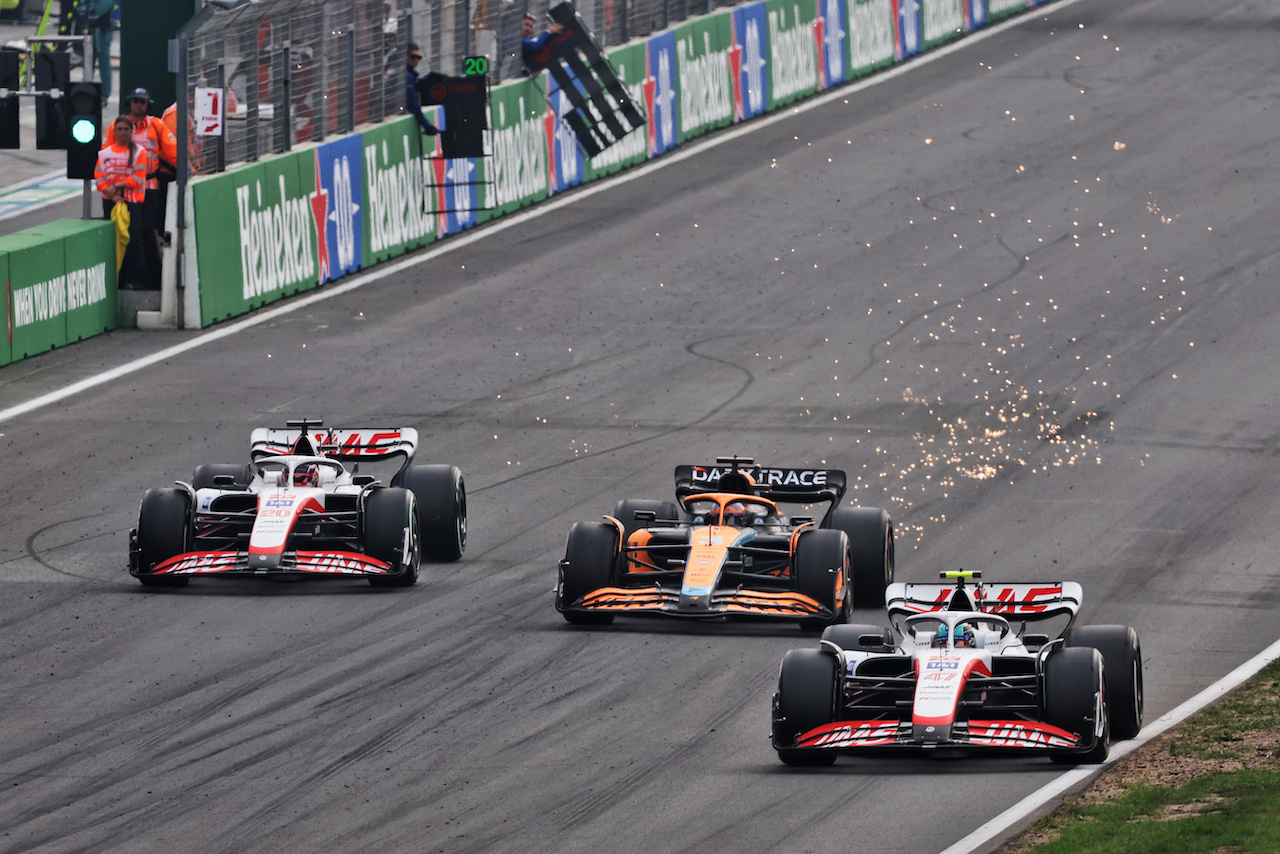GP OLANDA, (L to R): Kevin Magnussen (DEN) Haas VF-22; Daniel Ricciardo (AUS) McLaren MCL36; e Mick Schumacher (GER) Haas VF-22.
04.09.2022. Formula 1 World Championship, Rd 14, Dutch Grand Prix, Zandvoort, Netherlands, Gara Day.
- www.xpbimages.com, EMail: requests@xpbimages.com © Copyright: Bearne / XPB Images