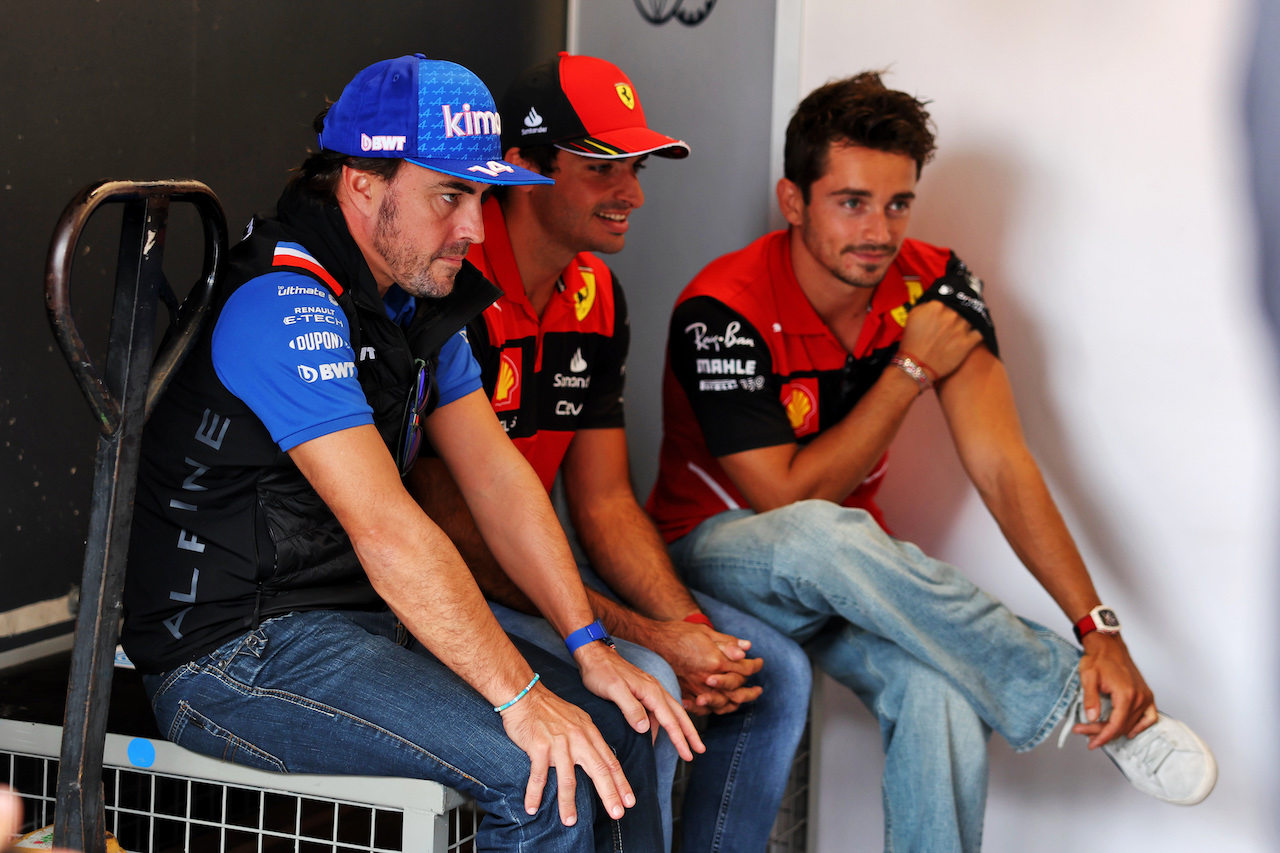 GP OLANDA, (L to R): Fernando Alonso (ESP) Alpine F1 Team with Carlos Sainz Jr (ESP) Ferrari e Charles Leclerc (MON) Ferrari on the drivers parade.
04.09.2022. Formula 1 World Championship, Rd 14, Dutch Grand Prix, Zandvoort, Netherlands, Gara Day.
- www.xpbimages.com, EMail: requests@xpbimages.com © Copyright: Bearne / XPB Images
