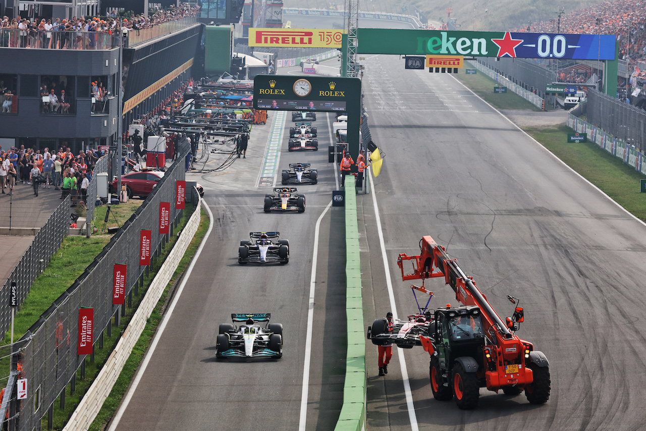 GP OLANDA, Lewis Hamilton (GBR) Mercedes AMG F1 W13 as they pass the Alfa Romeo F1 Team C42 of race retiree Valtteri Bottas (FIN).
04.09.2022. Formula 1 World Championship, Rd 14, Dutch Grand Prix, Zandvoort, Netherlands, Gara Day.
- www.xpbimages.com, EMail: requests@xpbimages.com © Copyright: Bearne / XPB Images