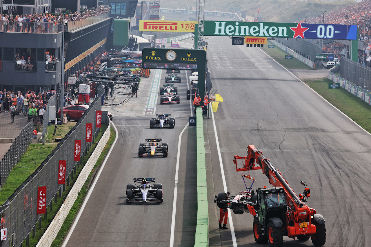 GP OLANDA, Nicholas Latifi (CDN) Williams Racing FW44 as they pass the Alfa Romeo F1 Team C42 of race retiree Valtteri Bottas (FIN).
04.09.2022. Formula 1 World Championship, Rd 14, Dutch Grand Prix, Zandvoort, Netherlands, Gara Day.
- www.xpbimages.com, EMail: requests@xpbimages.com © Copyright: Bearne / XPB Images