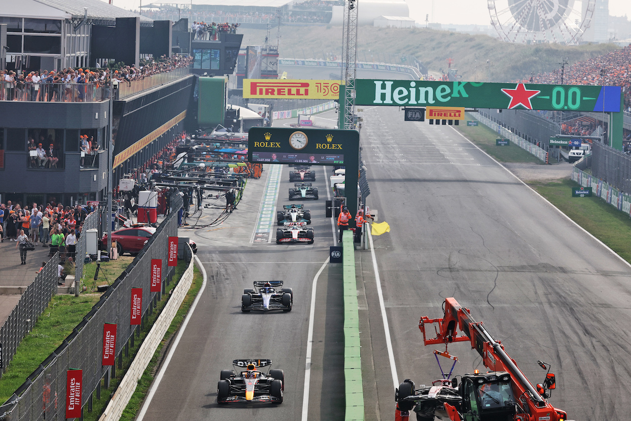 GP OLANDA, Max Verstappen (NLD) Red Bull Racing RB18 as they pass the Alfa Romeo F1 Team C42 of race retiree Valtteri Bottas (FIN).
04.09.2022. Formula 1 World Championship, Rd 14, Dutch Grand Prix, Zandvoort, Netherlands, Gara Day.
- www.xpbimages.com, EMail: requests@xpbimages.com © Copyright: Bearne / XPB Images