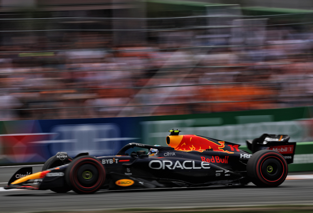 GP OLANDA, Sergio Perez (MEX) Red Bull Racing RB18.
04.09.2022. Formula 1 World Championship, Rd 14, Dutch Grand Prix, Zandvoort, Netherlands, Gara Day.
- www.xpbimages.com, EMail: requests@xpbimages.com © Copyright: Bearne / XPB Images