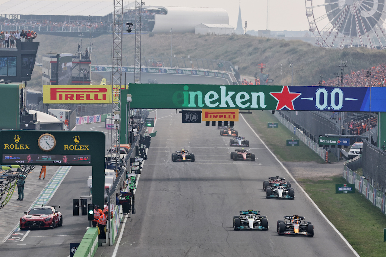 GP OLANDA, Lewis Hamilton (GBR) Mercedes AMG F1 W13 e Max Verstappen (NLD) Red Bull Racing RB18 battle for position.
04.09.2022. Formula 1 World Championship, Rd 14, Dutch Grand Prix, Zandvoort, Netherlands, Gara Day.
- www.xpbimages.com, EMail: requests@xpbimages.com © Copyright: Bearne / XPB Images