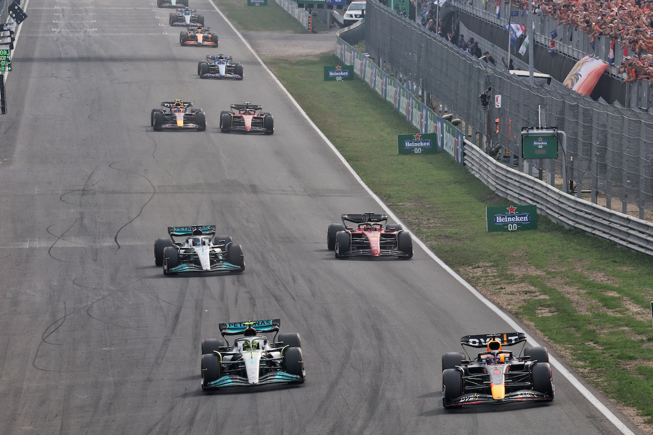GP OLANDA, Lewis Hamilton (GBR) Mercedes AMG F1 W13 e Max Verstappen (NLD) Red Bull Racing RB18 battle for position.
04.09.2022. Formula 1 World Championship, Rd 14, Dutch Grand Prix, Zandvoort, Netherlands, Gara Day.
- www.xpbimages.com, EMail: requests@xpbimages.com © Copyright: Bearne / XPB Images