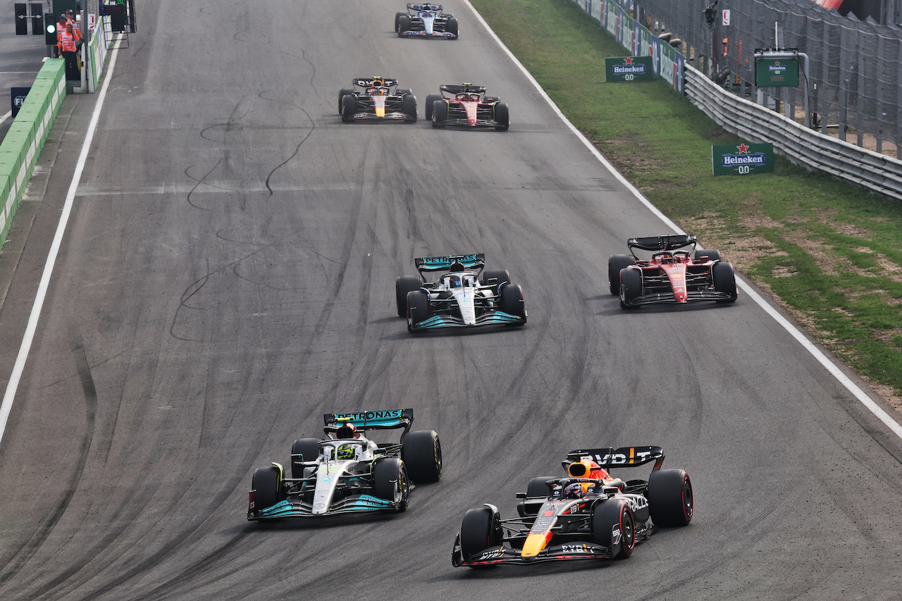 GP OLANDA, Lewis Hamilton (GBR) Mercedes AMG F1 W13 e Max Verstappen (NLD) Red Bull Racing RB18 battle for position.
04.09.2022. Formula 1 World Championship, Rd 14, Dutch Grand Prix, Zandvoort, Netherlands, Gara Day.
- www.xpbimages.com, EMail: requests@xpbimages.com © Copyright: Bearne / XPB Images