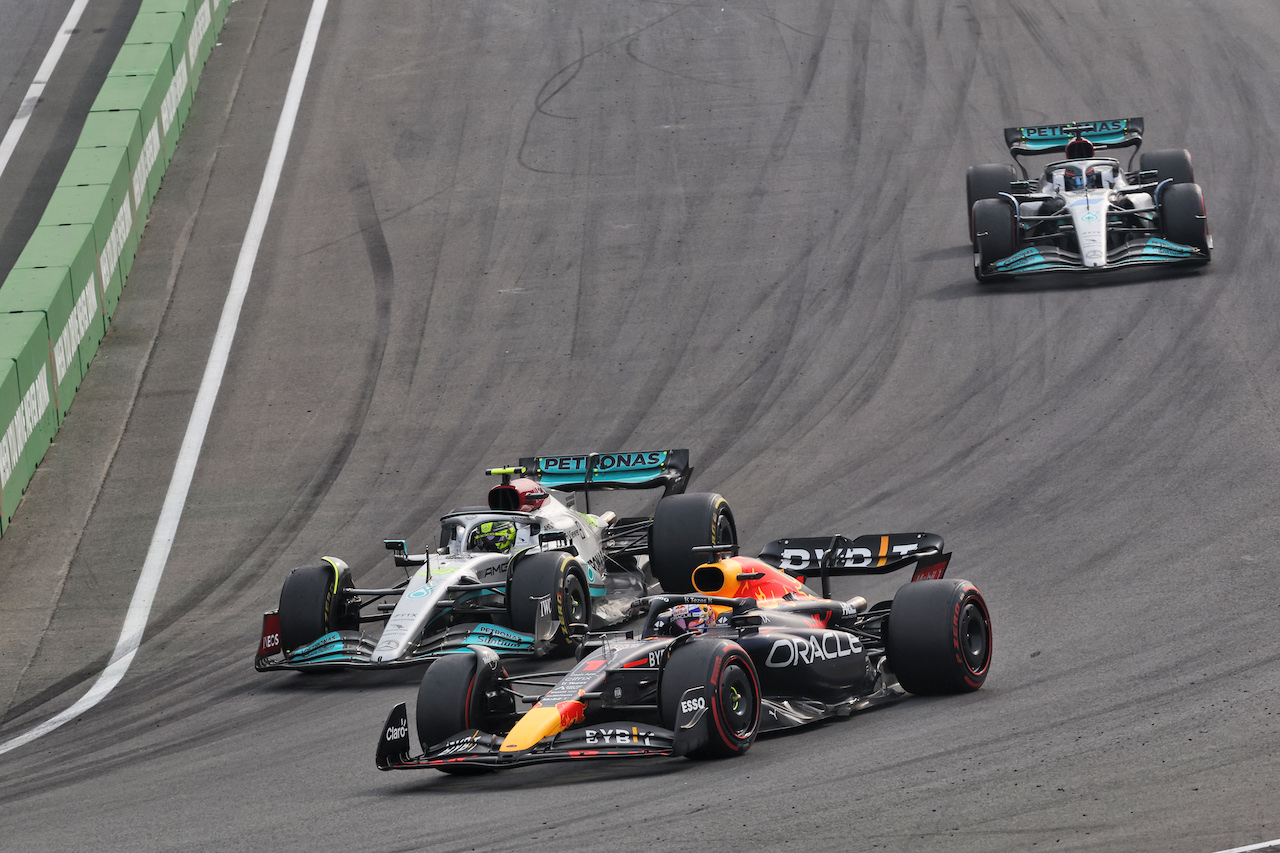 GP OLANDA, Lewis Hamilton (GBR) Mercedes AMG F1 W13 e Max Verstappen (NLD) Red Bull Racing RB18 battle for position.
04.09.2022. Formula 1 World Championship, Rd 14, Dutch Grand Prix, Zandvoort, Netherlands, Gara Day.
- www.xpbimages.com, EMail: requests@xpbimages.com © Copyright: Bearne / XPB Images