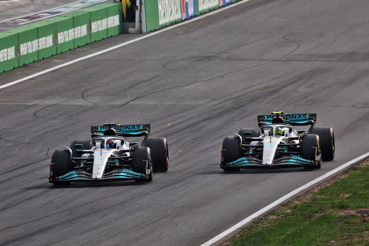 GP OLANDA, George Russell (GBR) Mercedes AMG F1 W13 e Lewis Hamilton (GBR) Mercedes AMG F1 W13 battle for position.
04.09.2022. Formula 1 World Championship, Rd 14, Dutch Grand Prix, Zandvoort, Netherlands, Gara Day.
- www.xpbimages.com, EMail: requests@xpbimages.com © Copyright: Bearne / XPB Images