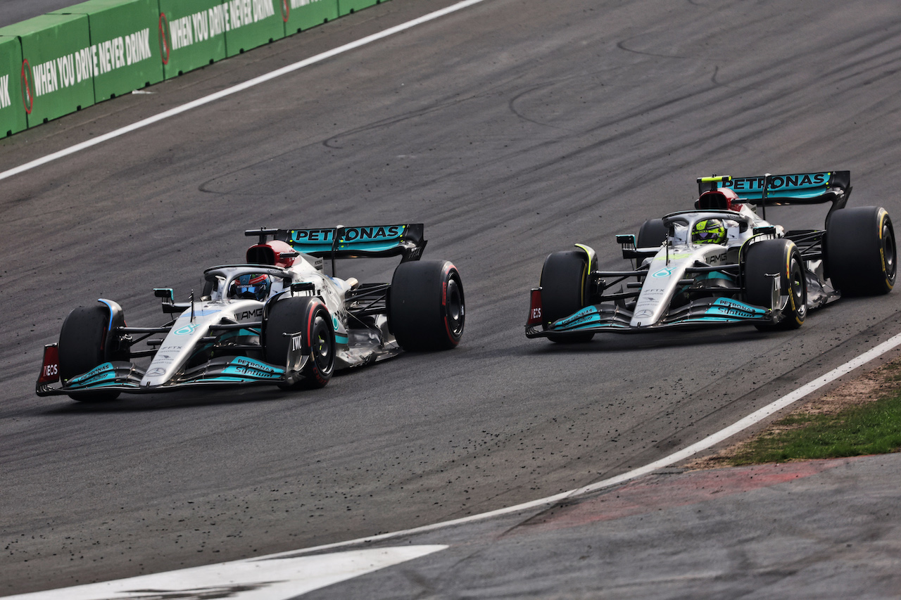 GP OLANDA, George Russell (GBR) Mercedes AMG F1 W13 e Lewis Hamilton (GBR) Mercedes AMG F1 W13 battle for position.
04.09.2022. Formula 1 World Championship, Rd 14, Dutch Grand Prix, Zandvoort, Netherlands, Gara Day.
- www.xpbimages.com, EMail: requests@xpbimages.com © Copyright: Bearne / XPB Images