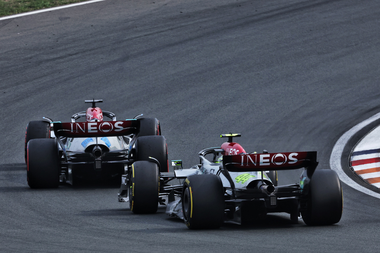 GP OLANDA, George Russell (GBR) Mercedes AMG F1 W13 e Lewis Hamilton (GBR) Mercedes AMG F1 W13 battle for position.
04.09.2022. Formula 1 World Championship, Rd 14, Dutch Grand Prix, Zandvoort, Netherlands, Gara Day.
- www.xpbimages.com, EMail: requests@xpbimages.com © Copyright: Bearne / XPB Images