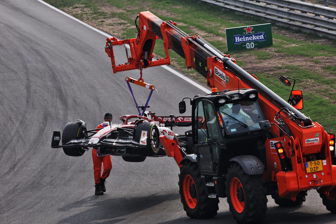 GP OLANDA, The Alfa Romeo F1 Team C42 of race retiree Valtteri Bottas (FIN) is removed from the circuit.
04.09.2022. Formula 1 World Championship, Rd 14, Dutch Grand Prix, Zandvoort, Netherlands, Gara Day.
- www.xpbimages.com, EMail: requests@xpbimages.com © Copyright: Bearne / XPB Images