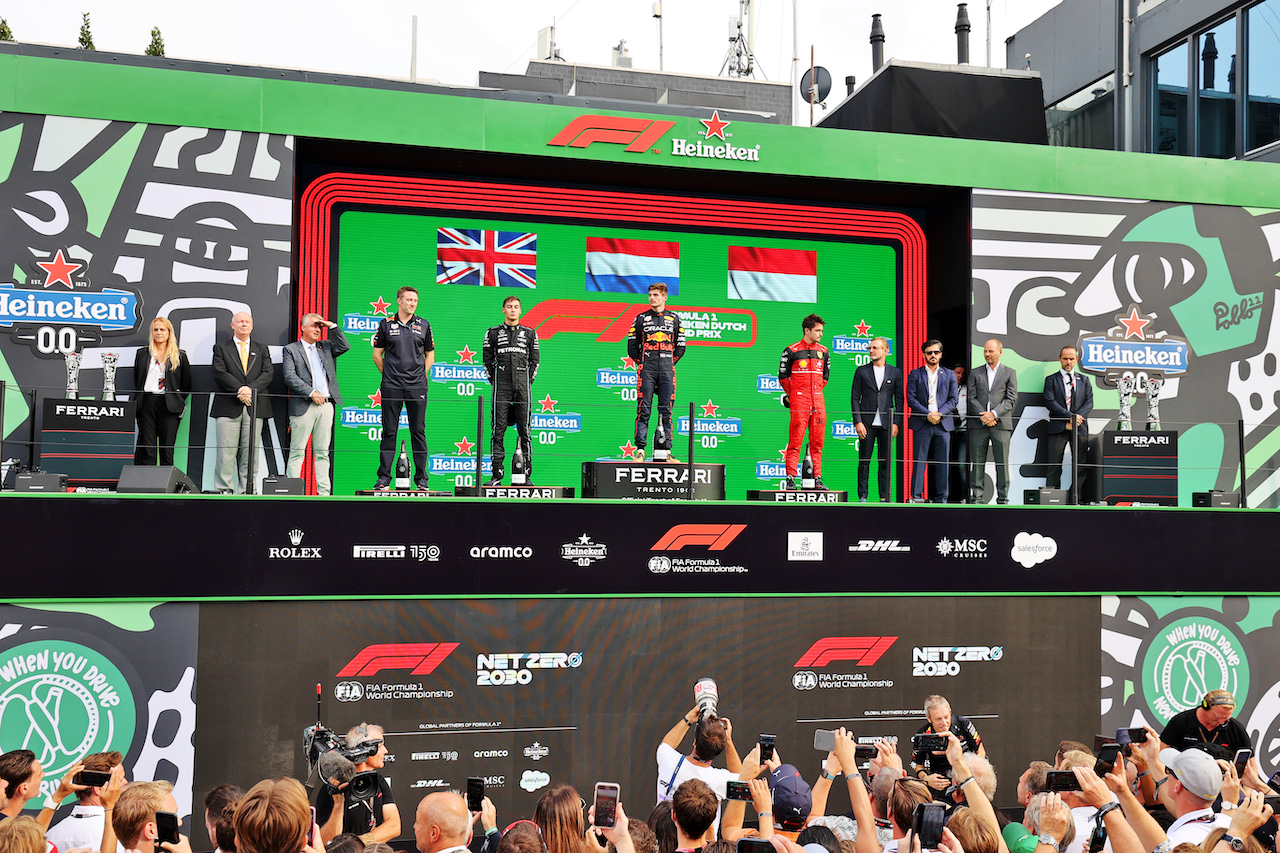 GP OLANDA, The podium (L to R): George Russell (GBR) Mercedes AMG F1, second; Max Verstappen (NLD) Red Bull Racing, vincitore; Charles Leclerc (MON) Ferrari, third.
04.09.2022. Formula 1 World Championship, Rd 14, Dutch Grand Prix, Zandvoort, Netherlands, Gara Day.
- www.xpbimages.com, EMail: requests@xpbimages.com © Copyright: Moy / XPB Images
