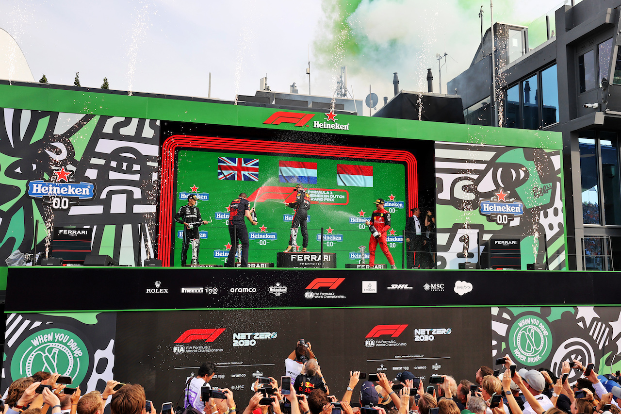 GP OLANDA, The podium (L to R): George Russell (GBR) Mercedes AMG F1, second; Max Verstappen (NLD) Red Bull Racing, vincitore; Charles Leclerc (MON) Ferrari, third.
04.09.2022. Formula 1 World Championship, Rd 14, Dutch Grand Prix, Zandvoort, Netherlands, Gara Day.
- www.xpbimages.com, EMail: requests@xpbimages.com © Copyright: Moy / XPB Images