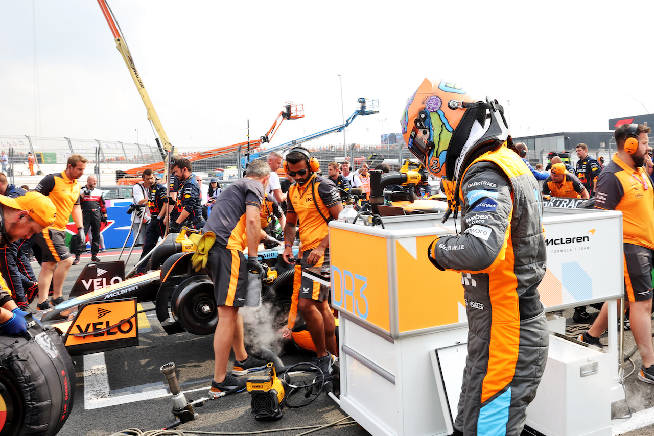 GP OLANDA, Daniel Ricciardo (AUS) McLaren on the grid.
04.09.2022. Formula 1 World Championship, Rd 14, Dutch Grand Prix, Zandvoort, Netherlands, Gara Day.
- www.xpbimages.com, EMail: requests@xpbimages.com © Copyright: Bearne / XPB Images