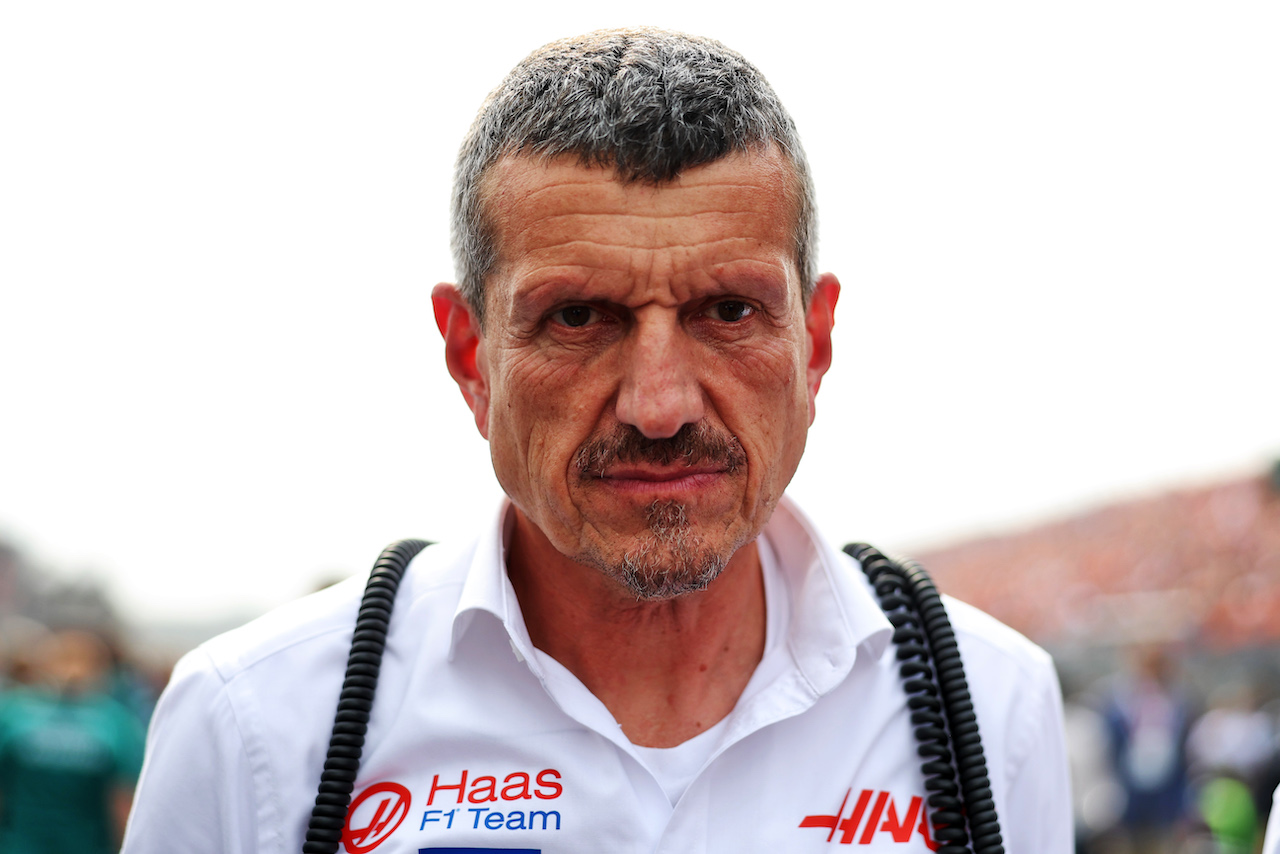 GP OLANDA, Guenther Steiner (ITA) Haas F1 Team Prinicipal on the grid.
04.09.2022. Formula 1 World Championship, Rd 14, Dutch Grand Prix, Zandvoort, Netherlands, Gara Day.
- www.xpbimages.com, EMail: requests@xpbimages.com © Copyright: Bearne / XPB Images