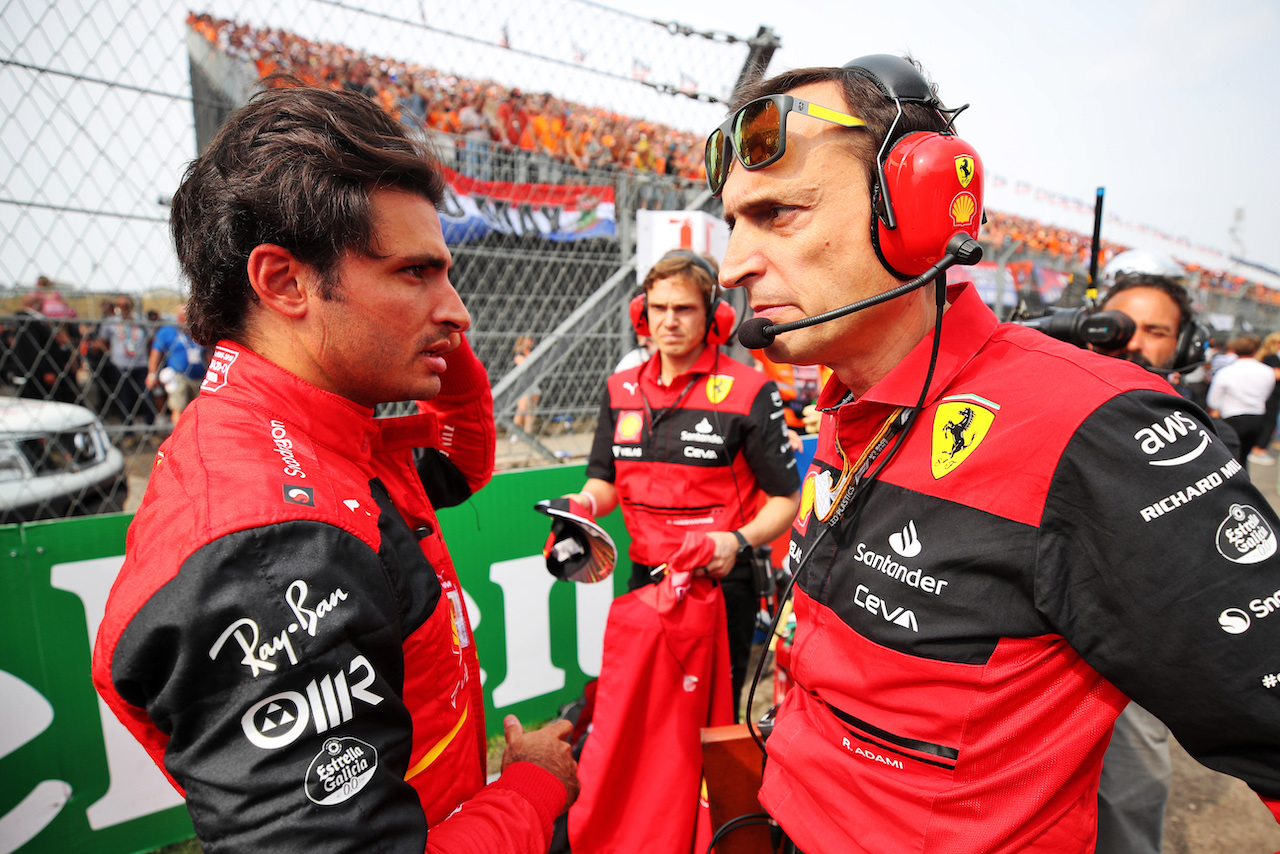 GP OLANDA, (L to R): Carlos Sainz Jr (ESP) Ferrari with Riccardo Adami (ITA) Ferrari Gara Engineer on the grid.
04.09.2022. Formula 1 World Championship, Rd 14, Dutch Grand Prix, Zandvoort, Netherlands, Gara Day.
- www.xpbimages.com, EMail: requests@xpbimages.com © Copyright: Bearne / XPB Images